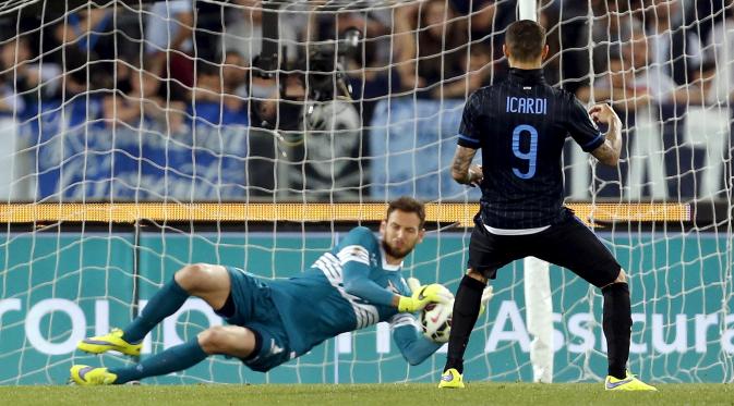 Kiper cadangan Lazio Etrit Berisha menggagalkan eksekusi penalti striker Inter Milan Mauro Icardi (REUTERS/Giampiero Sposito)