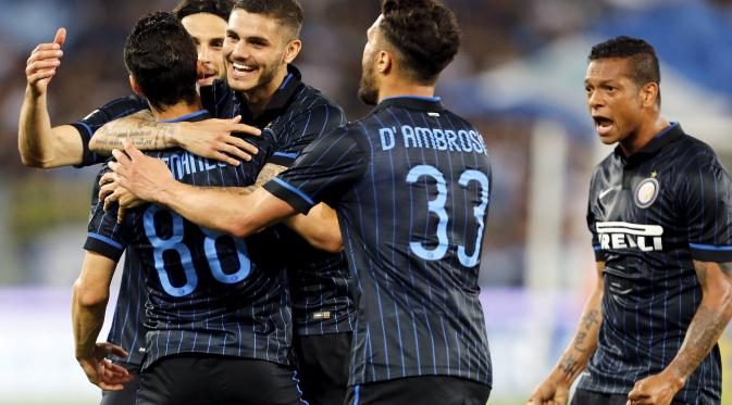 Para pemain Inter Milan merayakan gol Hernanes ke gawang Lazio dalam lanjutan Liga Serie A Italia (REUTERS/Giampiero Sposito)