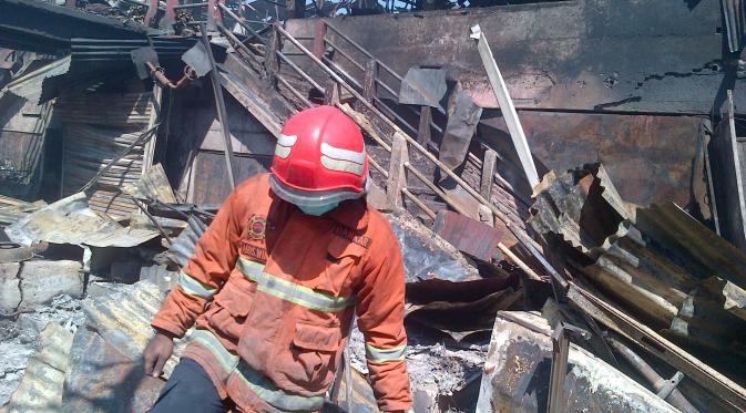 Petugas pemadam kebakaran meneliti titik api di reruntuhan Pasar Johar, Semarang untuk menganalisis tindakan pemadaman. (Liputan6.com/ Edhie Prayitno Ige)