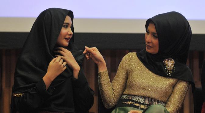 Arzetti Bilbina dan Zaskia Sungkar dalam jumpa pers Puteri Muslimah Indonesia 2015 di SCTV Tower, Senayan, Jakarta Pusat, Senin (11/5/2015). (Liputan6.com/Herman Zakaria)