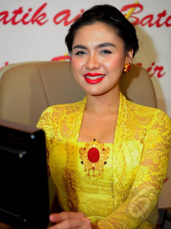 Ditemui di kawasan Jakarta Pusat, Vicky shu tampil dalam balutan kebaya kuning, Senin (11/5/2015). (Liputan6.com/Faisal R Syam)
