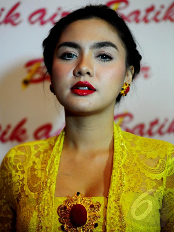 Penampilan memesona si seksi Vicky Shu saat dijumpai di kawasan Jakarta Pusat, Senin (11/5/2015). (Liputan6.com/Faisal R Syam)