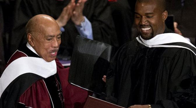 Kanye West saat menerima gelar doktor kehormatan. (Via: demo.analisadaily.com)