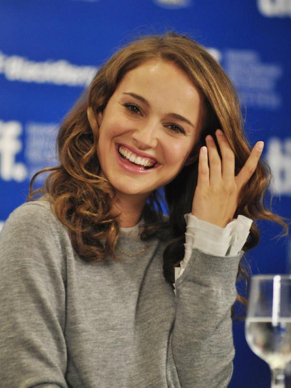Natalie Portman memang terkenal pintar. (Via: zimbio.com)