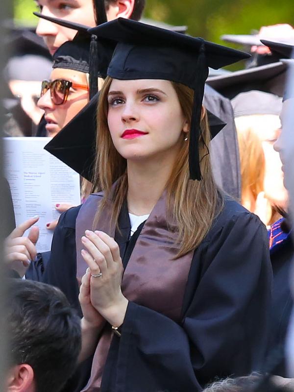 Emma Watson saat menghadiri wisudanya. (Via: people.com)