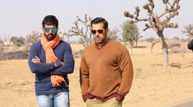 Salman Khan dan sutradara Kabir Khan di tengah-tengah syuting film Bajrangi Bhaijan di Kasmir