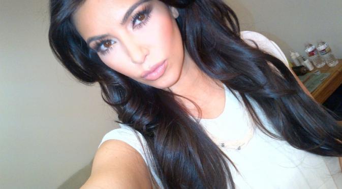 Inspirasi Selfie Kim Kardashian untuk Segala Suasana | via: attualita.cinquequotidiano.it