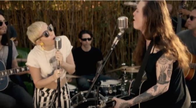 Miley Cyrus mengundang Laura Jane Grace untuk mendukung yayasan sosialnya, The Happy Hippie