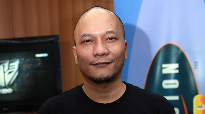 Iwa K lahir di Bandung, 25 Oktober 1970, ia adalah seorang penyanyi rap. (Deki Prayoga/Bintang.com)