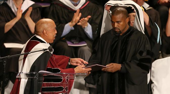 Kanye West menerima penghargaan doktor dari Art Institute of Chicago. (foto: blkdmnds.com)