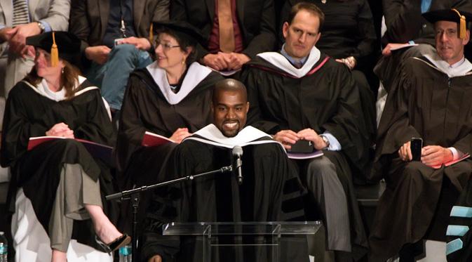 Kanye West menerima penghargaan gelar doktor honoris causa dari Art Institute of Chicago. (foto: entertainthis.usatoday)