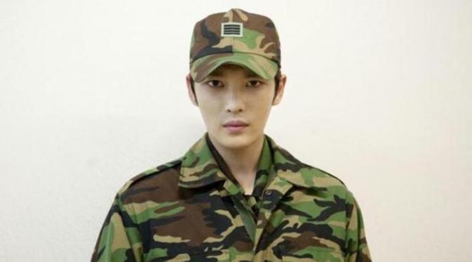 Kim Jaejoong dengan pakaian militernya tengah mengikuti pelatihan menjadi seorang tentara aktif.