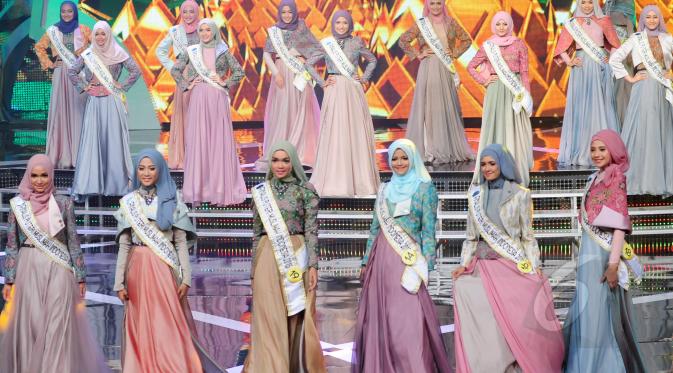 Sejumlah finalis saat malam puncak penganugrahan Puteri Muslimah Indonesia 2015 yang diselenggarakan di Studio 6 Emtek City, Daan Mogot, Jakarta, Rabu (13/5) malam. (Liputan6.com/Faisal R Syam)