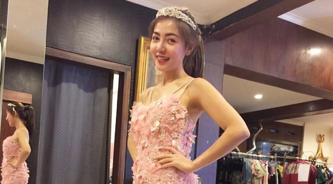 Bella Shofie saat mencoba gaun pernikahannya di butik Ivan Gunawan. (foto: instagram.com/iva_gunawan)
