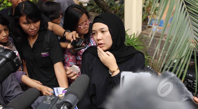 Nabila Masyiana anak Didi Widiatmoko alias Didi Petet memberikan keterangan kepada wartawan sembari terisak di rumah duka di kawasan Ciputat, Tangsel, Jumat (15/5/2015). Didi Petet meninggal di usia 58 tahun. (Liputan6.com/Helmi Afandi)