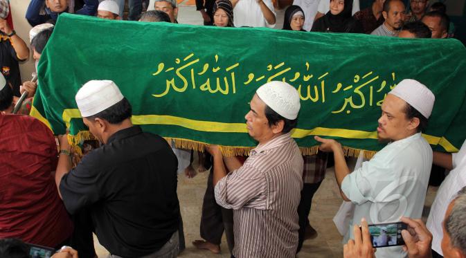 Keranda jenazah almarhum Didi Widiatmoko alias Didi Petet dibawa usai disalatkan di masjid Baitul Qarim di kawasan Ciputat, Tangsel, Jumat (15/5/2015). Rencananya almarhumah Didi Petet akan dimakamkan di TPU Tanah Kusir. (Liputan6.com/Helmi Afandi)