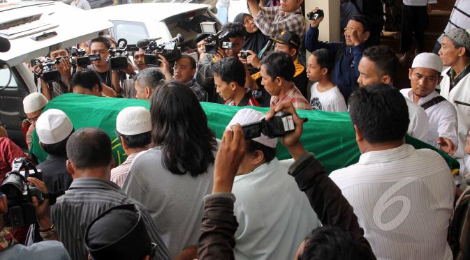 Keranda jenazah almarhum Didi Widiatmoko alias Didi Petet saat ingin dimasukan kedalam mobil ambulan usai disalatkan untuk dimakamkan di TPU Tanah Kusir, Jakarta, Jumat (15/5/2015). (Liputan6.com/Helmi Afandi)