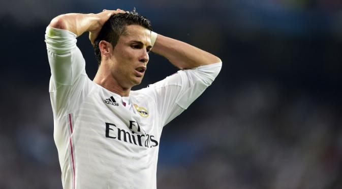 Cristiano Ronaldo seperti tak percaya Real Madrid tersingkir di Semi Final Liga Champions, Santiago Bernabeu, Spanyol, Kamis (14/5/2015). Madrid kalah oleh Juventus dengan agregat  3-2. (AFP Photo/Gerard Julien)