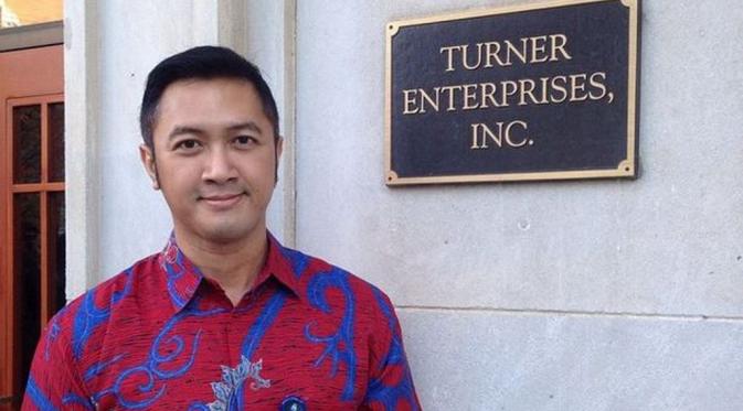 Di akun Instagram Andrie Djarot, terdapat foto-foto ia mengenakan baju batik.