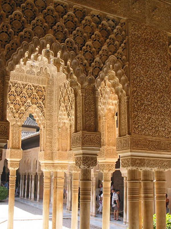 Bagian Dalam Alhambra. (Via: spain-holiday.com)