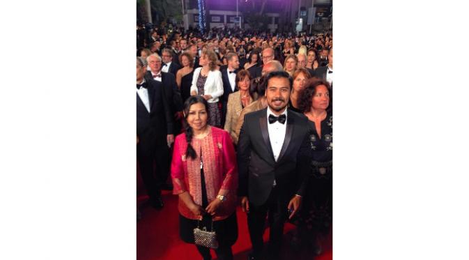 Filosofi Kopi ditayangakan di Cannes Film Festival 2015, Chicco Jerikho hadir dengan pakaian serba hitam dan putih.