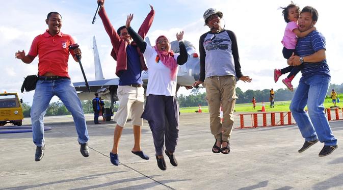 Pesawat Sukhoi di Pangkalan TNI AU Sentani, Jayapura, Papua menarik perhatian warga  (Liputan6.com/ Katharina Janur)