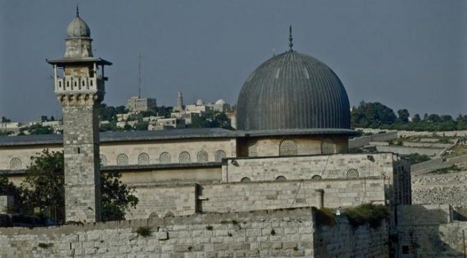 Masjid Al-Aqsa pernah terbakar. (Via: seetheholyland.net)