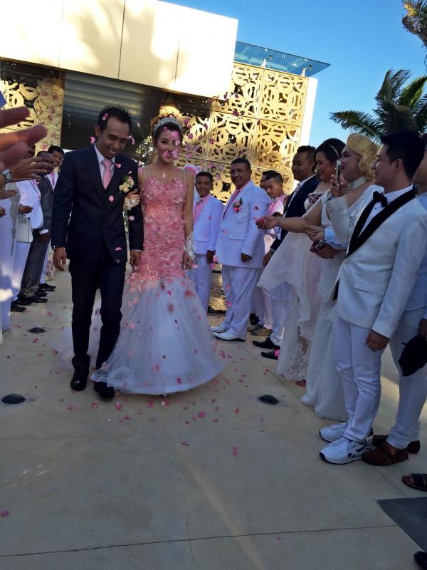 Usai janji nikah, Bella Shofie - Suryono disambut tabur bunga. (Fathan Rangkuti/Bintang.com)