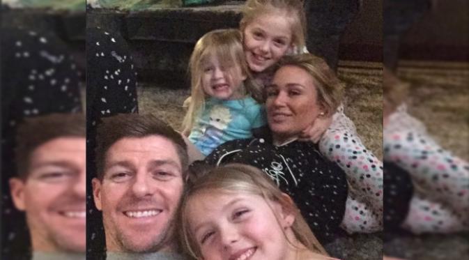 Bersenda gurau bersama anak istri (Foto: Instagram Steven Gerrard)