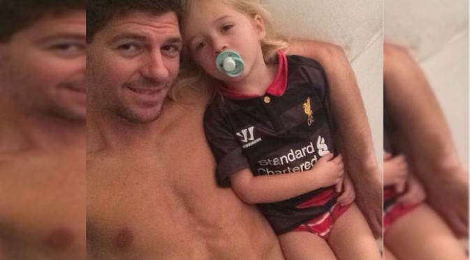 Bersama si bungsu Lourdes (Foto: Instagram Steven Gerrard)