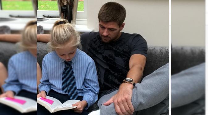 Menemani Putri pertama mengerjakan PR (Foto: Instagram Steven Gerrard)