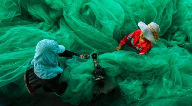 Wanita menjahit jaring ikan di Vinh Hy Bay, Ninh Thuan, Vietnam (Via: smithsonianmag.com)