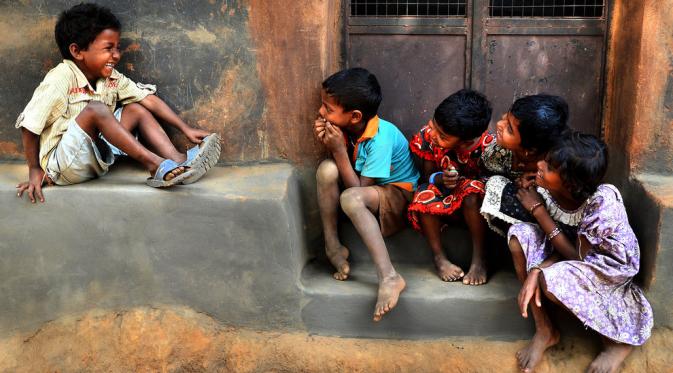 Tertawa bersama kawan-kawan di Medinipur, Bengal Barat, India (Via: smithsonianmag.com)