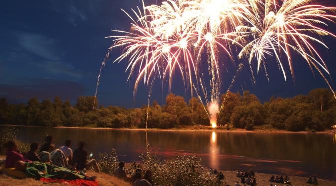 Pemandangan kembang api di Sungai Willamatte pada perayaan hari kemerdekaan, Oregon (Via: smithsonianmag.com)