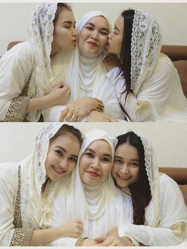 Ayu Ting Ting bersama ibundanya Umi Kalsum dan adik tersayang Syifa. (Instagram @ayutingting92)