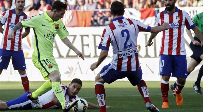 Lionel Messi mencetak gol kemenangan Barcelona ke gawang Atletico Madrid dalam lanjutan La Liga Spanyol di Vicente Calderon (REUTER/Juan Medina)