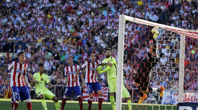 Kiper Atletico Madrid Jan Oblak menepis tendangan bintang Barcelona Lionel Messi (REUTERS/Andrea Comas)