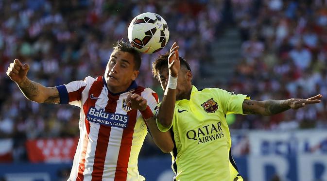 Bek Atletico Madrid, Jose Maria Gimenez (kiri) berebut bola udara dengan penyerang Barcelona Neymar pada laga Liga Spanyol di Stadion Vicente Calderon, Senin (18/5/2015). Barcelona menang 1-0 atas Atletico Madrid. (REUTERS/Andrea Comas)