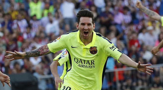 Penyerang Barcelona, Lionel Messi melakukan selebrasi usai mencetak gol ke gawang Atletico Madrid pada laga Liga Spanyol di Stadion Vicente Calderon, Senin (18/5/2015). Barcelona menang 1-0 atas Atletico Madrid. (REUTERS/Andrea Comas)