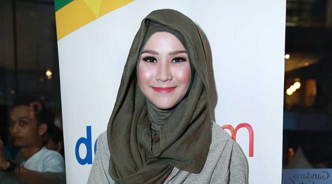 Zaskia Adya Mecca mengaku senang karena saat ini sudah banyak artis yang mengenakan hijab. Foto: Deki Prayoga/Bintang.com
