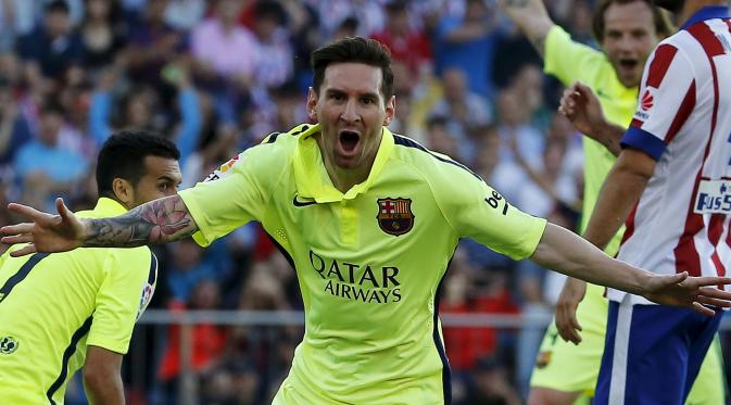 Lionel Messi merayakan gol yang dicetaknya ke gawang Atletico Madrid. Barcelona memastikan meraih gelar La Liga Spanyol musim 2014/2015. ( (Reuters/ANDREA COMAS)