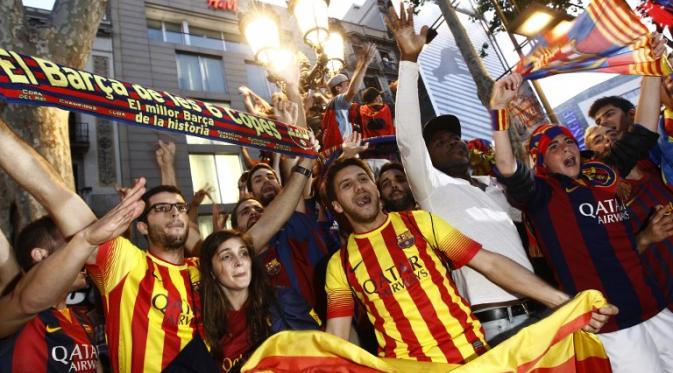 Pesta pendukung Barcelona di pusat kota Barcelona. (AFP PHOTO / QUIQUE GARCIA)