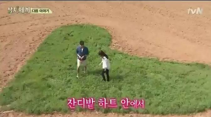 Taecyeon saat mengajak park Shin Hye ke sebuah ladang dengan rumput berbentuk hati dalam variety show ini.