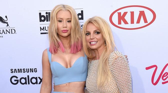 Iggy Azalea dan Britney Spears di red carpet Billboard Music Awards 2015. (foto: justjared)