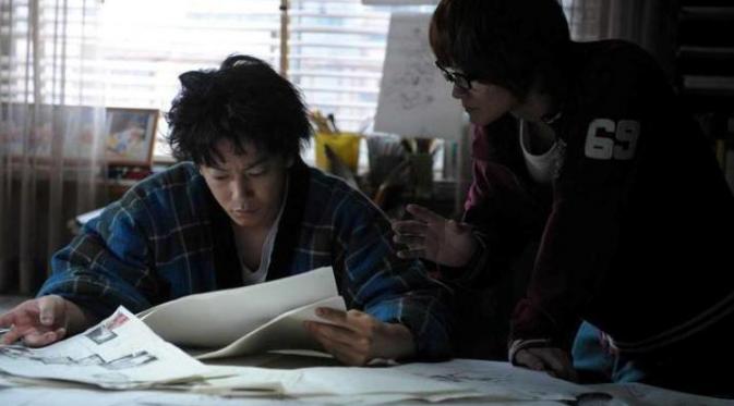 Foto-foto baru film adaptasi manga Bakuman memperlihatkan tegang Takeru Satoh dan Ryunosuke Kamiki.