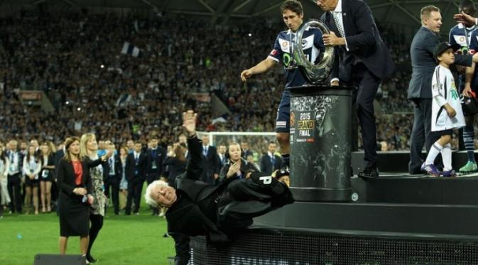 Frank Lowy jatuh terpeleset. (www.twitter.com)