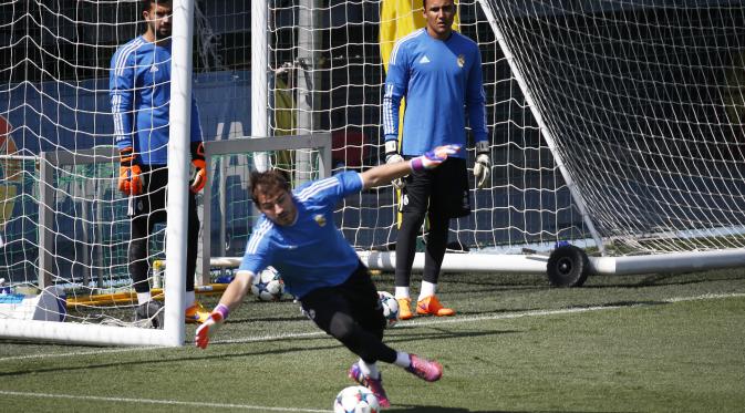 Kiper Real Madrid Keylor Navas saat berlatih di Valdebebas (Reuters)