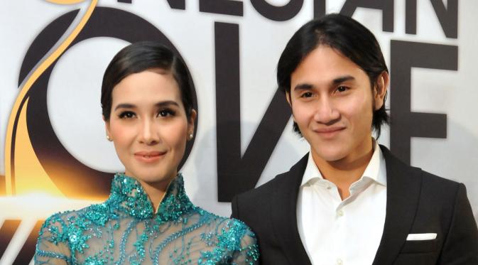 Pasangan selebriti Vino G Bastian dan Marsha Timothy tampil serasi ketika menghadiri ajang Indonesia Movie Award (IMA) 2015 di Balai sarbini, Jakarta, Senin (18/5) malam. (Liputan6.com/Panji Diksana)