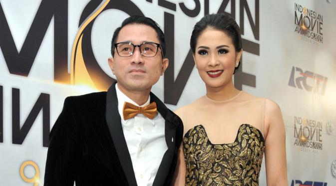 Aktor Lukman Sardi didampingi sang istri, Pricillia Pullunggono saat menghadiri ajang Indonesia Movie Award (IMA) 2015 di Balai sarbini, Jakarta, Senin (18/5) malam. (Liputan6.com/Panji Diksana)