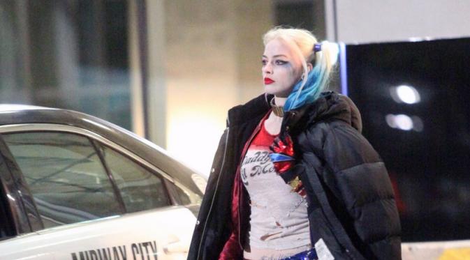 Kostum lengkap Harley Quinn (Margot Robbie). Foto: via justjared.com